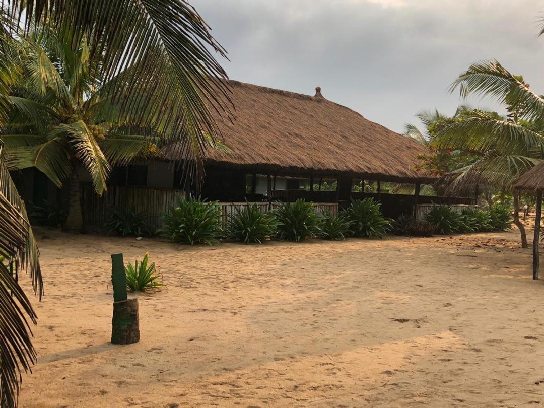 The Akwidaa Inn Екстериор снимка